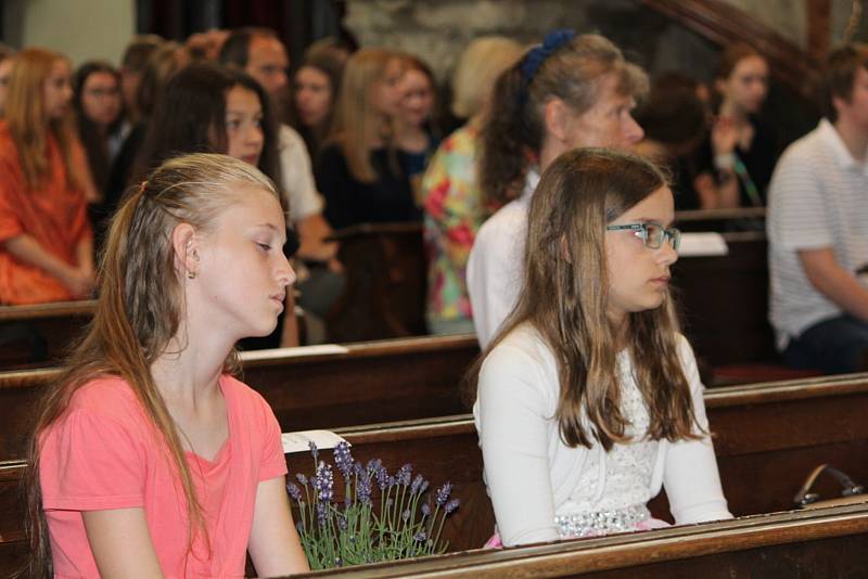 Studenti Církevního gymnázia Kutná Hora ukončili školní rok společnou bohoslužbou v kostele sv. Jakuba.