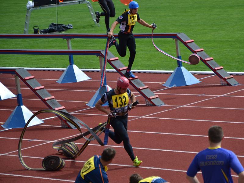 Z krajské soutěže v požárním sportu profesionálních a dobrovolných hasičů na stadionu Olympia v Kutné Hoře.