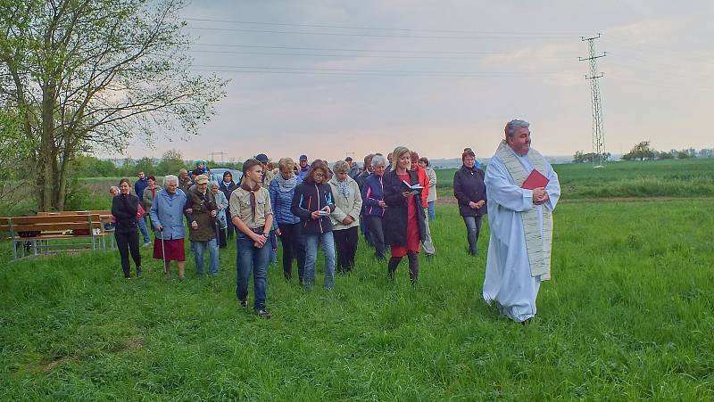 Svěcení kříže na louce v Hlízově.