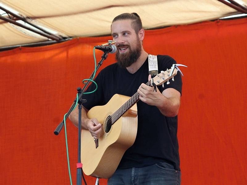 Z druhého dne 19. letního multižánrového festivalu Tyjátrfest na Kaňku.