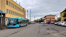 Autobusová zastávka u hlavního vlakového nádraží v Kutné Hoře.