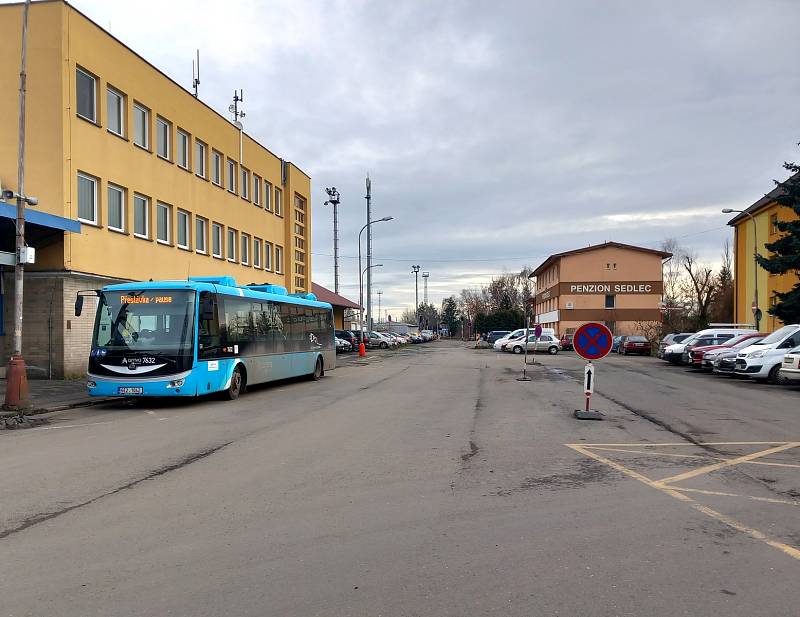 Autobusová zastávka u hlavního vlakového nádraží v Kutné Hoře.