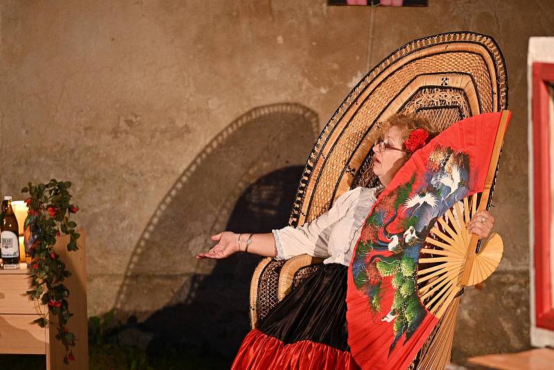 Divadelní spolek Uhlíř zahrál  v ratajském zámku komedii Mirákl v Andalusii.