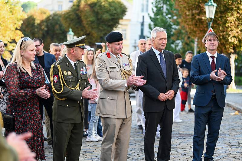 Z odhalení pamětní desky plukovníka Jiřího Loudy v Kutné Hoře 2. října 2021.