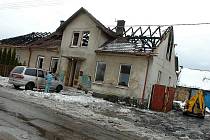 Požárem zničený dům v obci Chmeliště. 