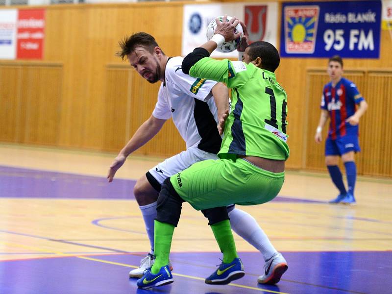 10. kolo CHANCE futsal ligy: Benago Zruč n. S. - Mados MT Hr. Králové 6:2.