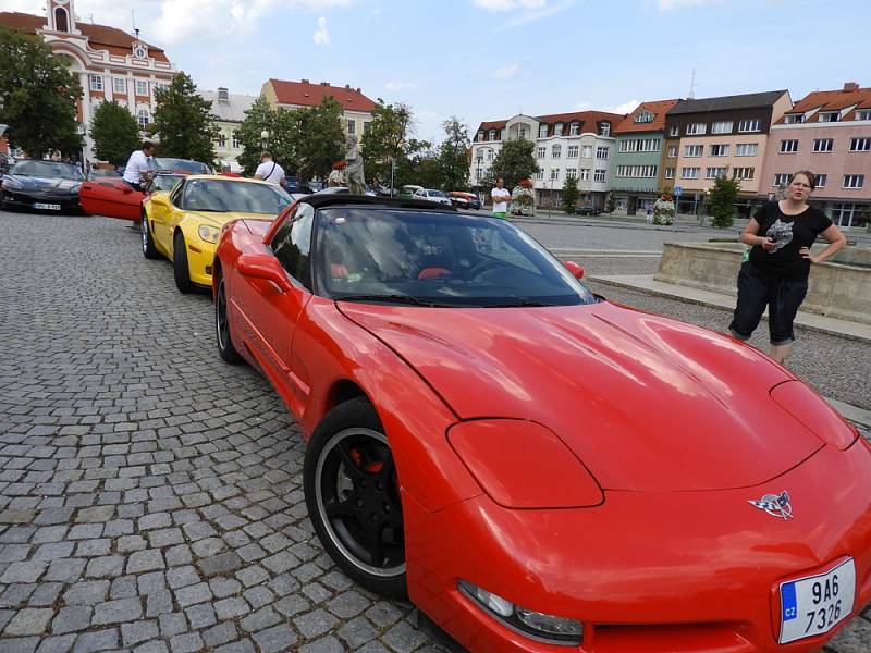 Tradiční sraz vozů Porsche a Chevrolet Corvette se uskutečnil na čáslavském náměstí Jana Žižky z Trocnova.