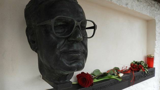 Bustu Miloše Formana na jeho rodném domě v Čáslavi.