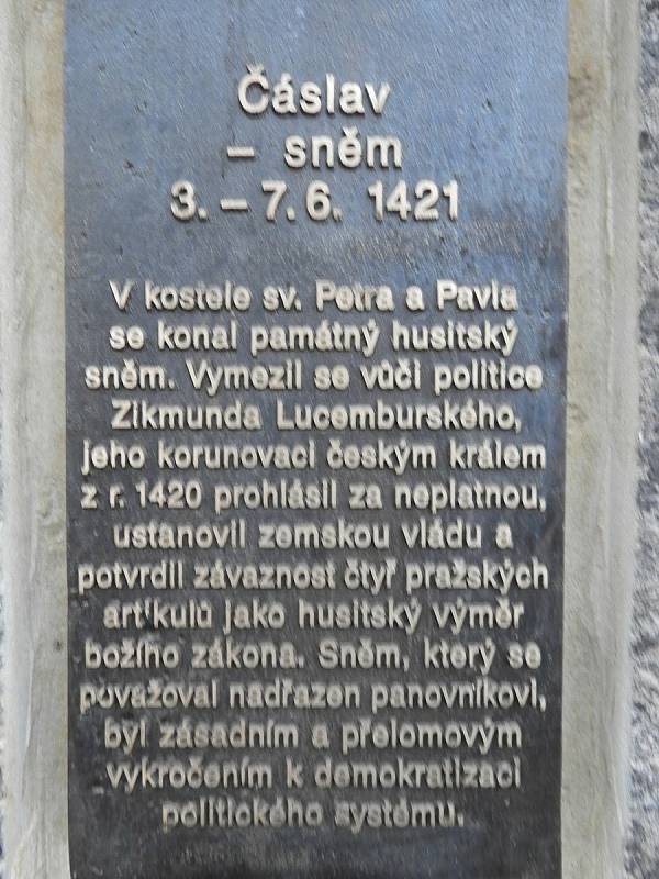 Pomník k 600. výročí Čáslavského sněmu na Kostelním náměstí v Čáslavi.