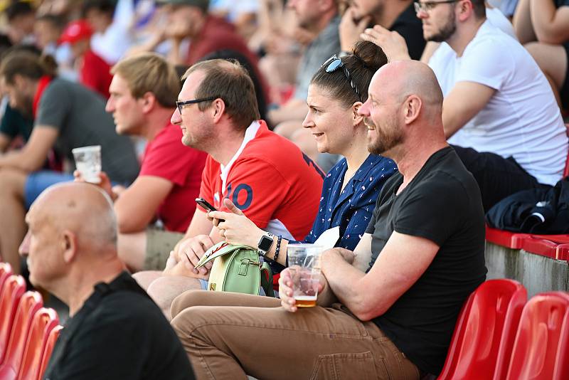 Fanoušci našich fotbalistů na stadionu v kutnohorském Lorci.