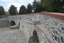 Opravený historický most v obci Kamenné Mosty.