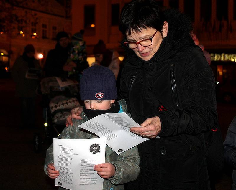 Lidé si zazpívali koledy také na Palackého náměstí v Kutné Hoře.