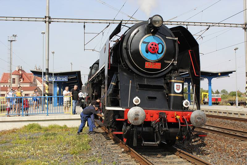 Parní vlak se vydal z Prahy do  Žlebů  na Svatoanenský jarmark.