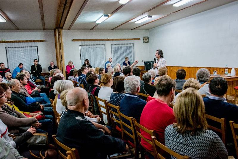 Z besedy s expertem na bezpečnost Andorem Šándorem v sále hasičské zbrojnice v Uhlířských Janovicích.