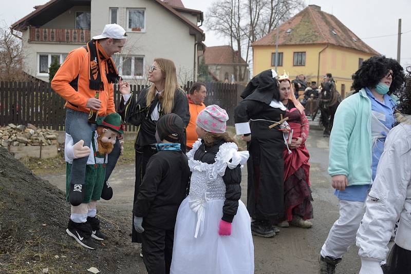 V Hněvkovicích bylo od sobotního rána zakázané se hněvat a přikázané se bavit. Procházel tudy totiž průvod masek.