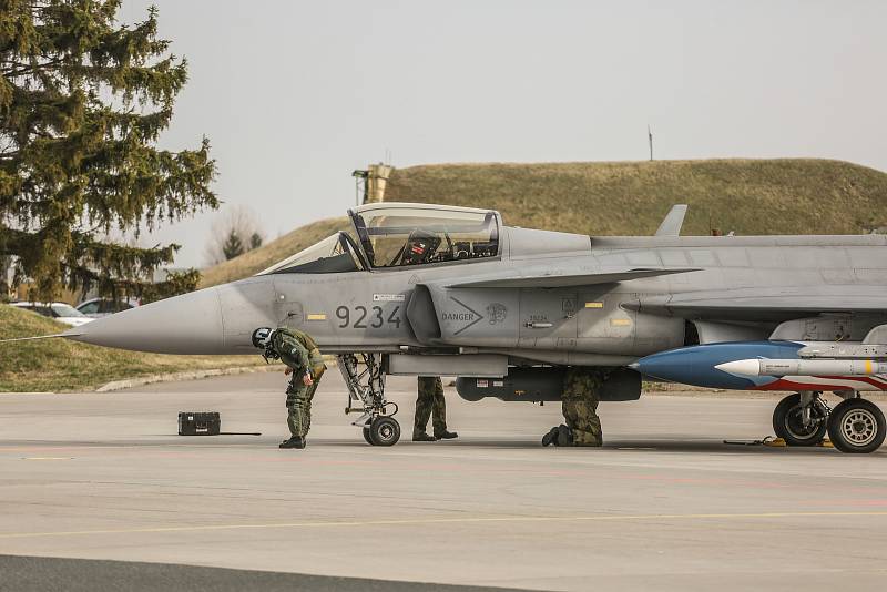 Z odletu čtyř letounů JAS 39 Gripen z čáslavské vojenské základny do Pobaltí.