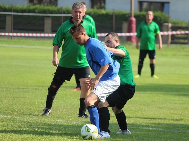 Červenojanovický fotbalista Zdeněk Schneiderwind (u míče) v utkání s Kačinou.