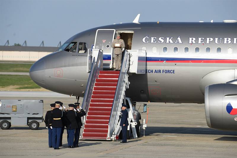 Při slavnostní ceremonii byly 25. dubna 2022 na vojenském letišti poblíž Washingtonu naloženy do vojenského speciálu ostatky generála Františka Moravce. Urnu převzal od čestné jednotky ředitel Vojenského historického ústavu Aleš Knížek (nahoře), který ji 