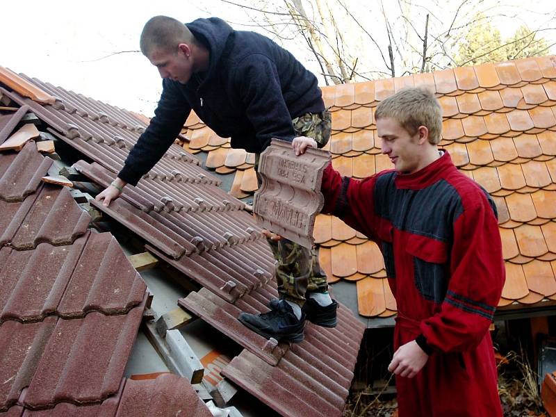 K nácviku položení krytiny slouží i venkovní maketa střechy.