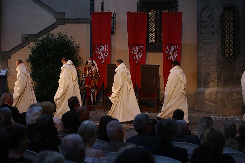 Z muzikálu Noc na Karlštejně na nádvoří Vlašského dvora v rámci festivalu Operní týden Kutná Hora.