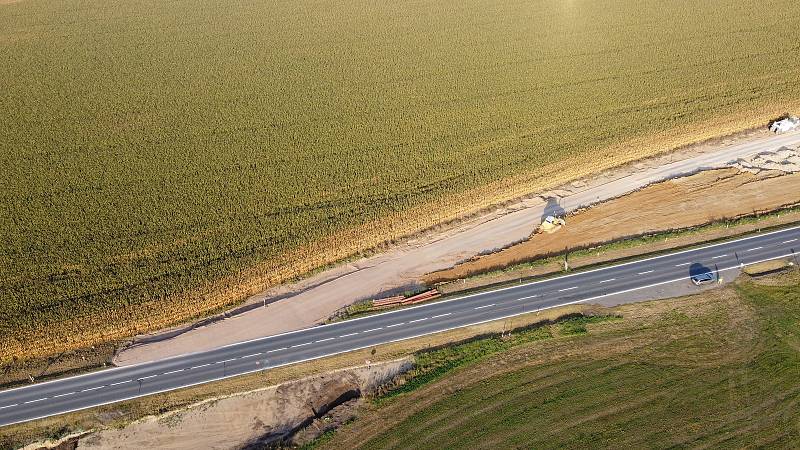 Pohled z dronu na stavbu silničního obchvatu Církvice v říjnu roku 2021.