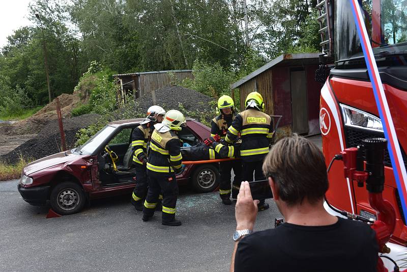 Přebírání nové automobilové stříkačky.