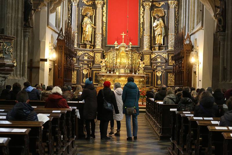 Ze školní mše svaté v kostele sv. Jakuba pro studenty Církevního gymnázia v Kutné Hoře.