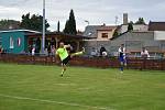 Pšovka Mělník (v modrobílém) - Hlízov 0:2. Zápas I. A třída, skupiny 22. srpna 2020.