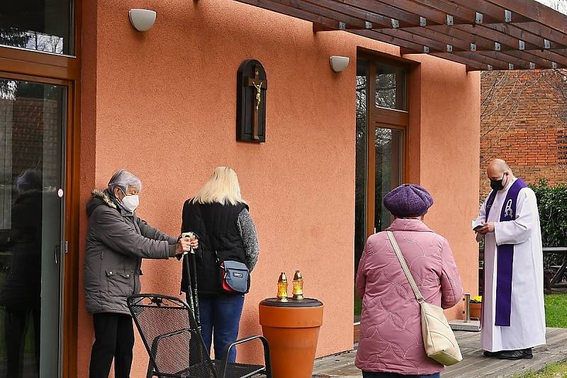 Ze setkání věřících na Velký pátek na zahradě Komunitního centra svatého Jiljí v Uhlířských Janovicích.