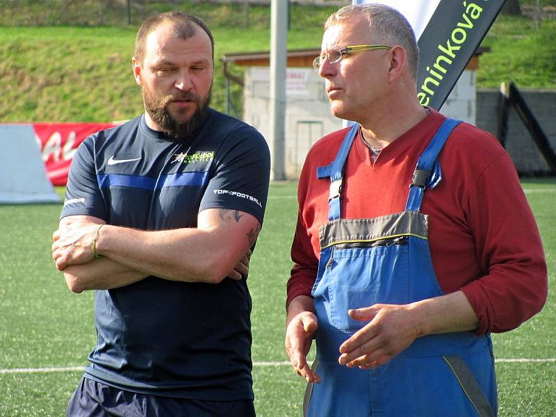 Z testování mladých fotbalistů v Čáslavi za účasti bývalého reprezentanta Tomáše Ujfalušiho.