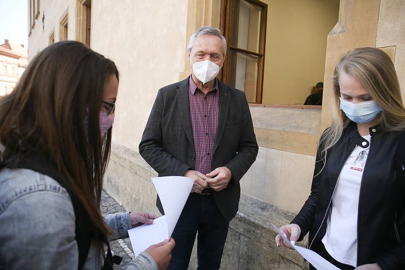 Z distribuce dezinfekce občanům nad 70 let zdarma dobrovolníky v Kutné Hoře.