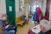 Čekárna u dvou zubních ordinací na poliklinice v Kutné Hoře.