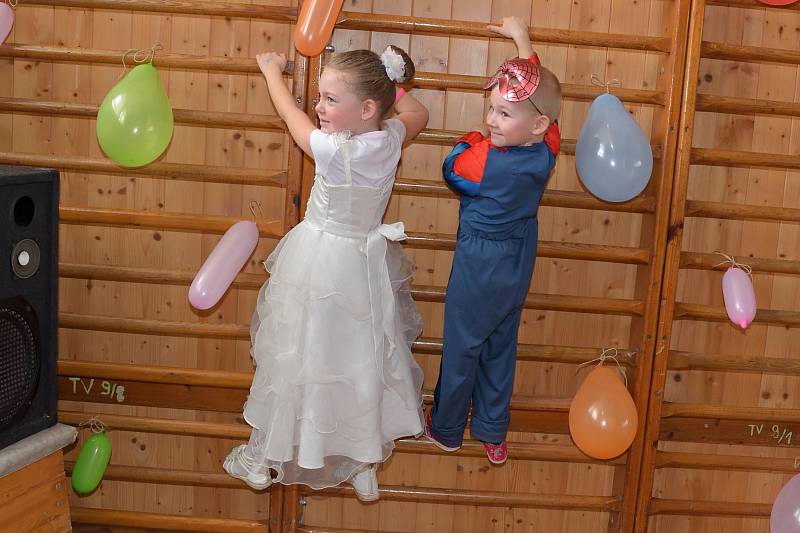 Tělocvična Spolkového domu ve Zruči v neděli hostila dětský karneval.