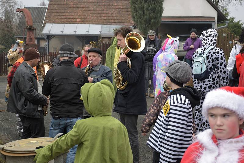 V Hněvkovicích bylo od sobotního rána zakázané se hněvat a přikázané se bavit. Procházel tudy totiž průvod masek.