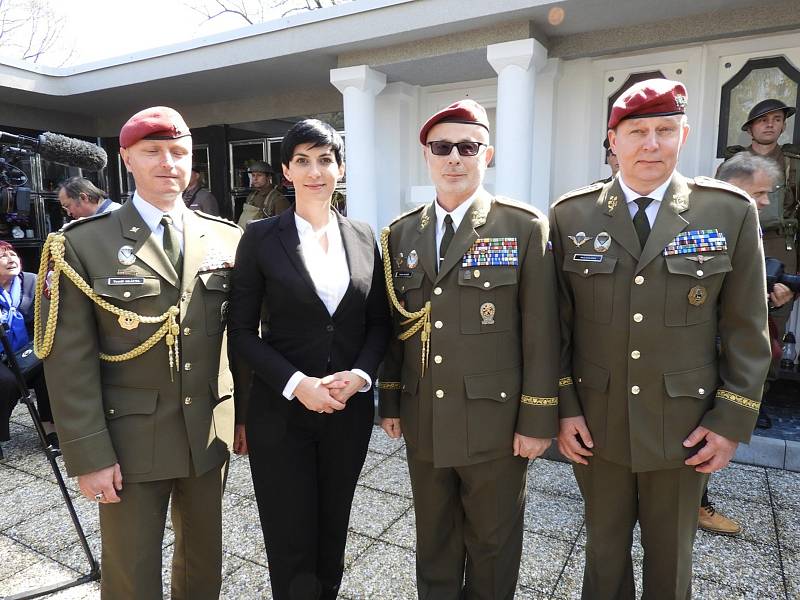 Z pietního ceremoniálu k převozu ostatků někdejšího velitele československé rozvědky Františka Moravce do rodné Čáslavi a jejich uložení v kolumbáriu na místním hřbitově.