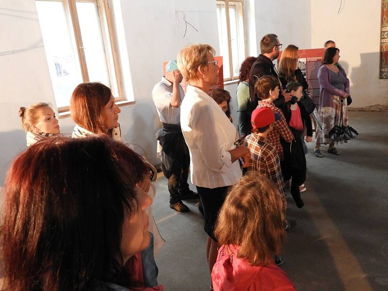Výstava návštěvníkům přiblížila na osmi panelech historii a osudy místní židovské komunity a také příběh samotné synagogy.