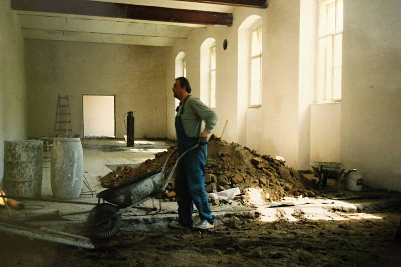 Tělocvična Domu dětí a mládeže v Čáslavi v průběhu rekonstrukce v dubnu roku 1999.