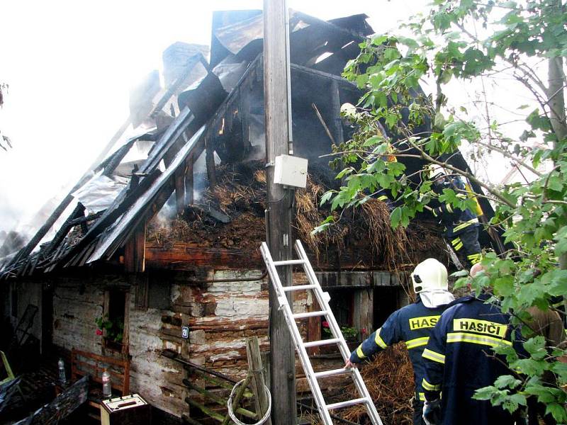 Zásah hasičů při požáru v Chedrbí.
