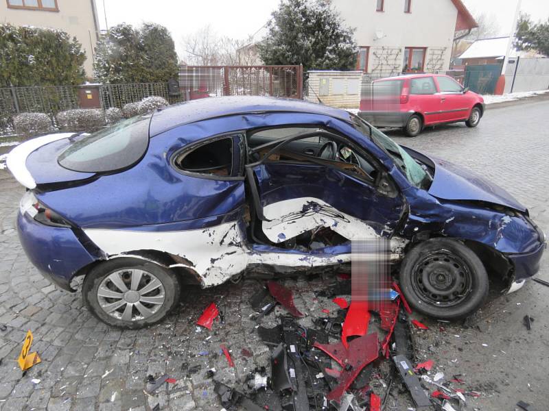 Řidič vozidla Ford Puma utrpěl lehká poranění.