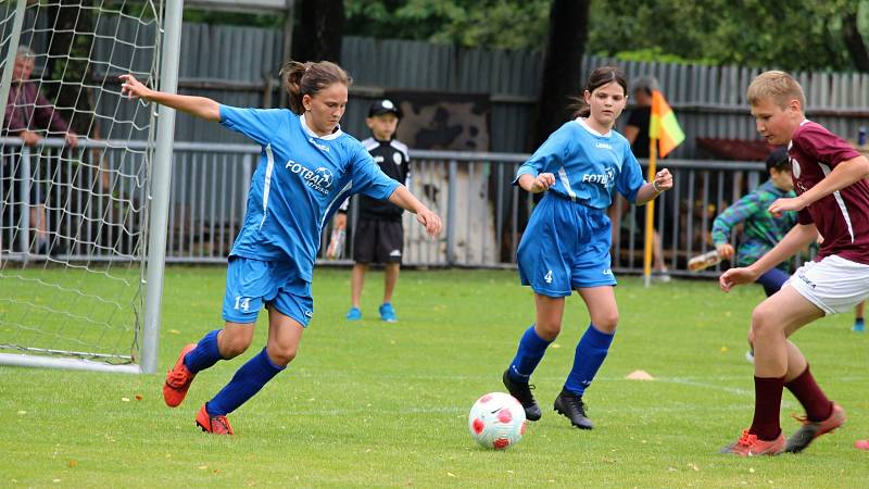 Z přátelského fotbalového zápasu: FK Uhlířské Janovice (mladší žáci) - FK Čáslav dívky (starší žákyně) 6:6 (3:2).