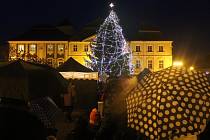 Rozsvícení vánoční stromku v Kutné Hoře na Palackého náměstí 4. prosince 2015. 
