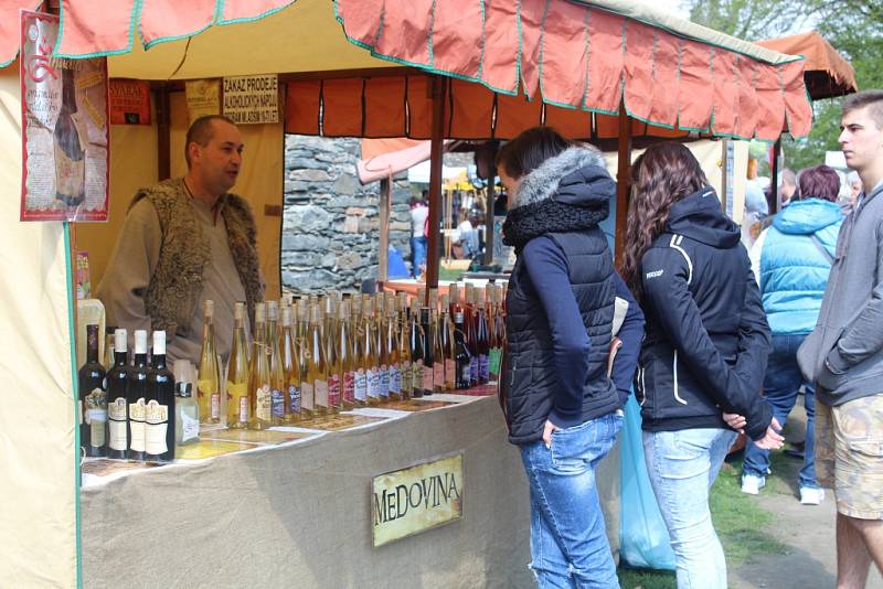 Velikonoční prohlídky ve Žlebech přilákaly davy návštěvníků