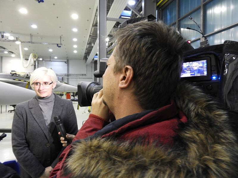 Ministryně obrany Karla Šlechtová navštívila čáslavské letiště.