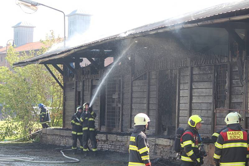 U kutnohorské vlakové zastávky hořel starý drážní objekt.