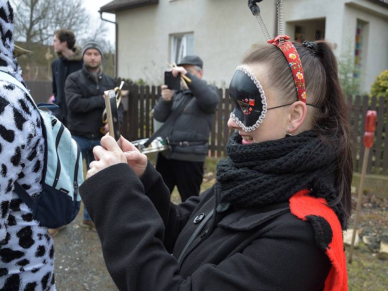 V Hněvkovicích bylo od sobotního rána zakázané se hněvat a přikázané se bavit. Procházel tudy totiž průvod masek.