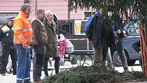 Ze záchrany vánočního stromu, který do nebezpečné polohy vychýlil silný vítr 6. prosince 2020 na Palackého náměstí v Kutné Hoře.
