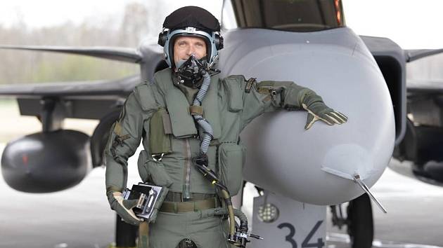 Armádní pilot Michal Daněk přistál se svým gripenem a překonal metu 3000 letových hodin.