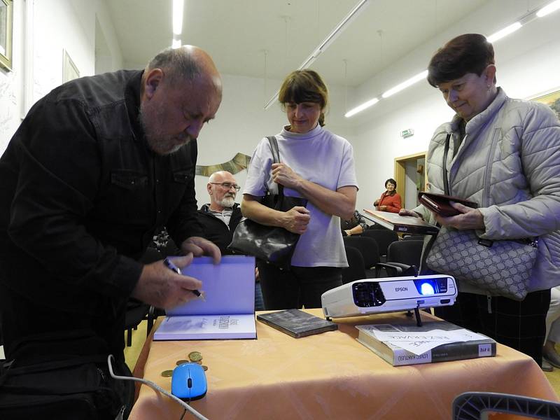 Z přednášky záhadologa, spisovatele a scénáristy Arnošta Vašíčka v Městské knihovně v Čáslavi.