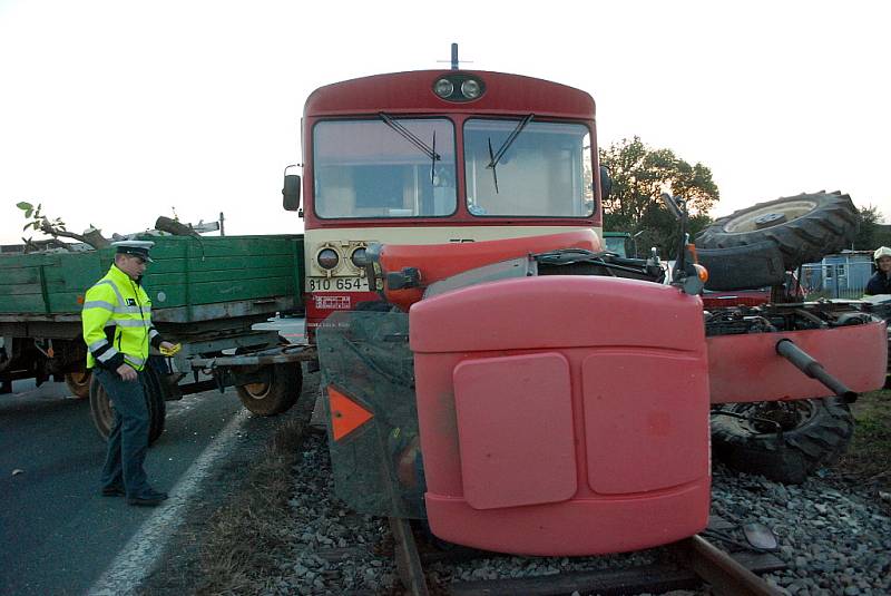 Nehoda vlaku a traktoru na trati Čáslav místní nádraží - Skovice. 20. 9. 2012