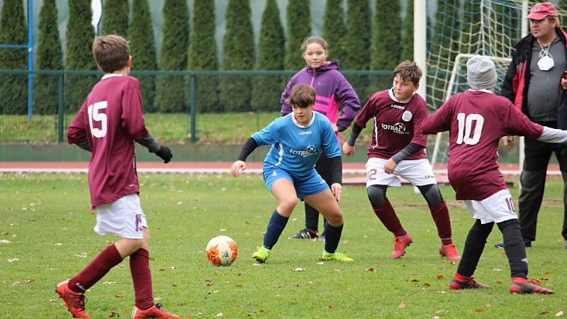 Z přátelského fotbalového zápasu: FK Čáslav dívky (starší žákyně) - FK Uhlířské Janovice (mladší žáci) 8:2 (4:0).